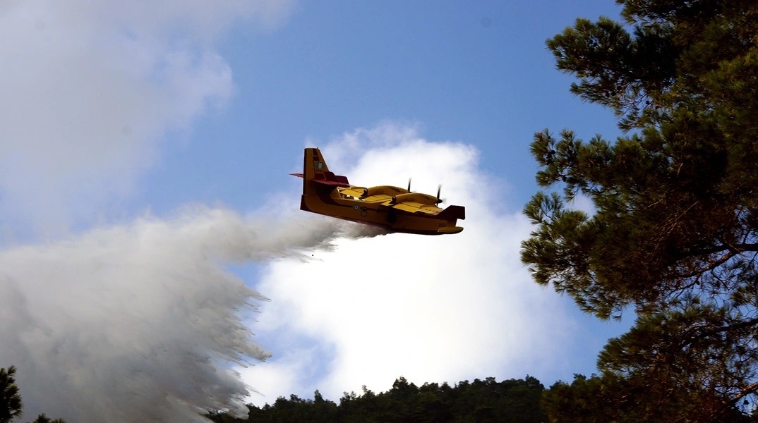 φωτια, αεροσκαφος, νερο