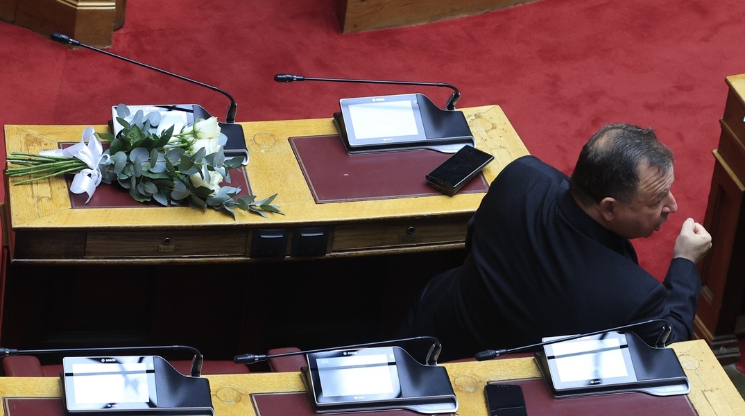 Βουλή: Ενός λεπτού σιγή για τον Απόστολο Βεσυρόπουλο - Ορκίσθηκε η Στέλλα Αραμπατζή