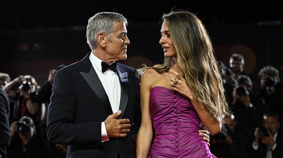 Τζορτζ Κλούνεϊ: Η εντυπωσιακή εμφάνιση με την Αμάλ στο κόκκινο χαλί του Φεστιβάλ Βενετίας