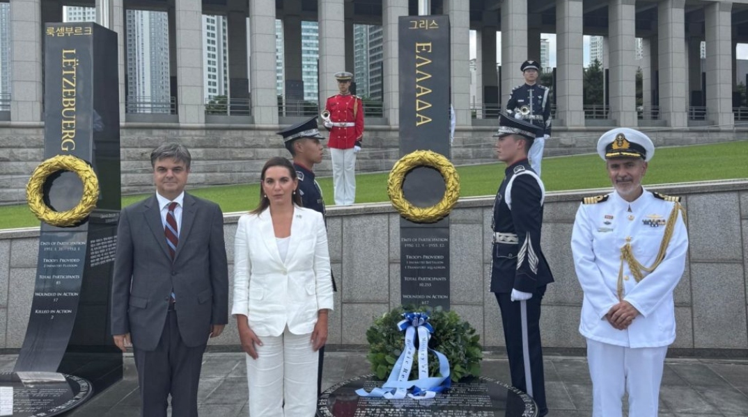 Η Όλγα Κεφαλογιάννη στο μνημείο των Ελλήνων πεσόντων 