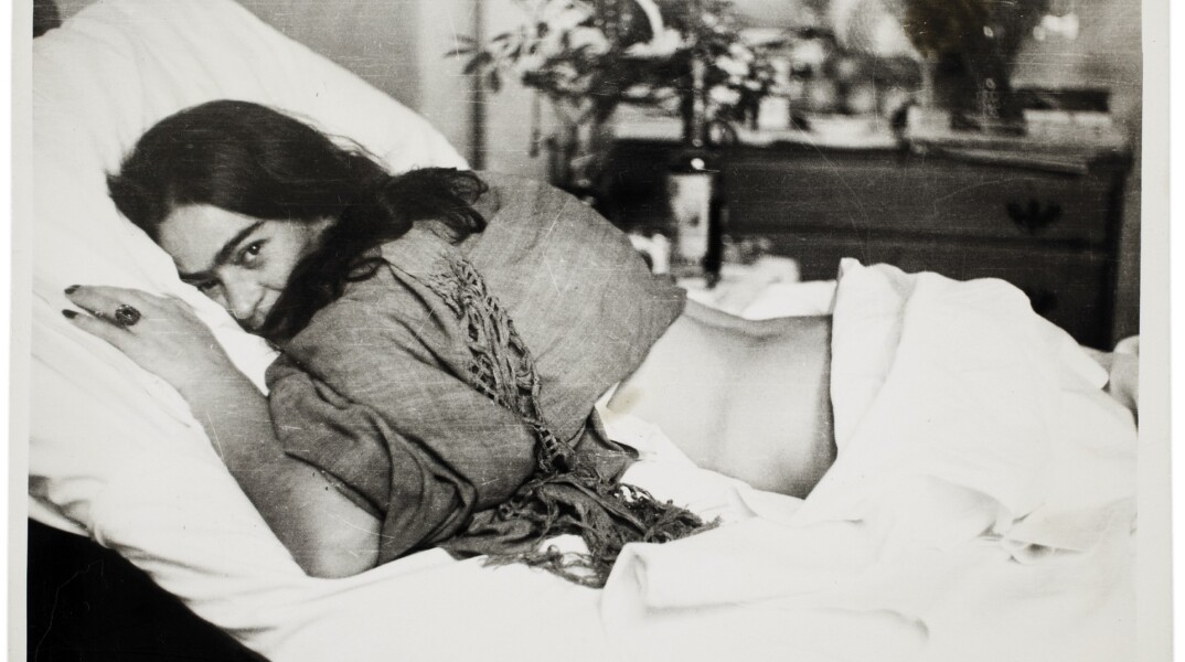 Η Φρίντα Κάλο στη Νέα Υόρκη, Ηνωμένες Πολιτείες. Φωτογραφία του Νίκολας Μάρεϊ, 1946.  Diego Rivera & Frida Kahlo Archives.  Bank of Mexico, Fiduciary in the Diego Rivera and Frida Kahlo Museum Trust