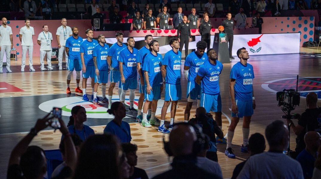Εurobasket 2025: Η ιστορική στιγμή με τον κοινό Εθνικό ύμνο πριν το τζάμπολ του αγώνα Κύπρος – Ελλάδα:
