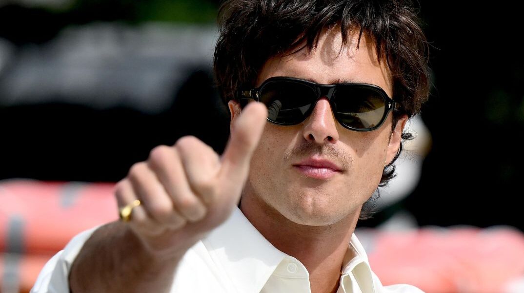 Ένταση στο κόκκινο χαλί: Ο Τζέικομπ Eλόρντι συγκρούστηκε με αξιωματούχο του Φεστιβάλ Βενετίας