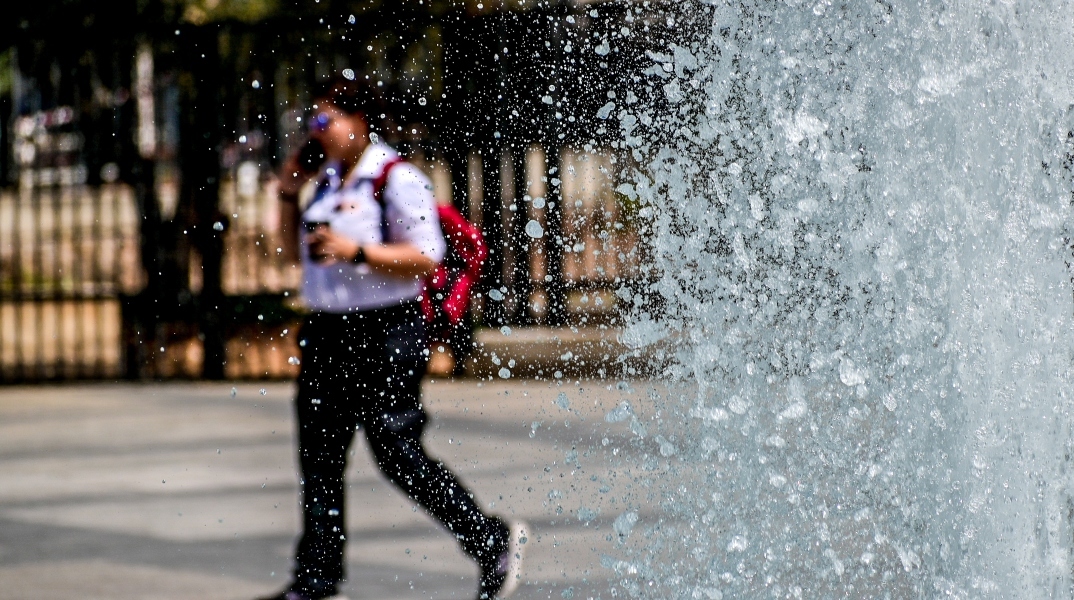 Καιρός, συντριβανι, περαστικοι