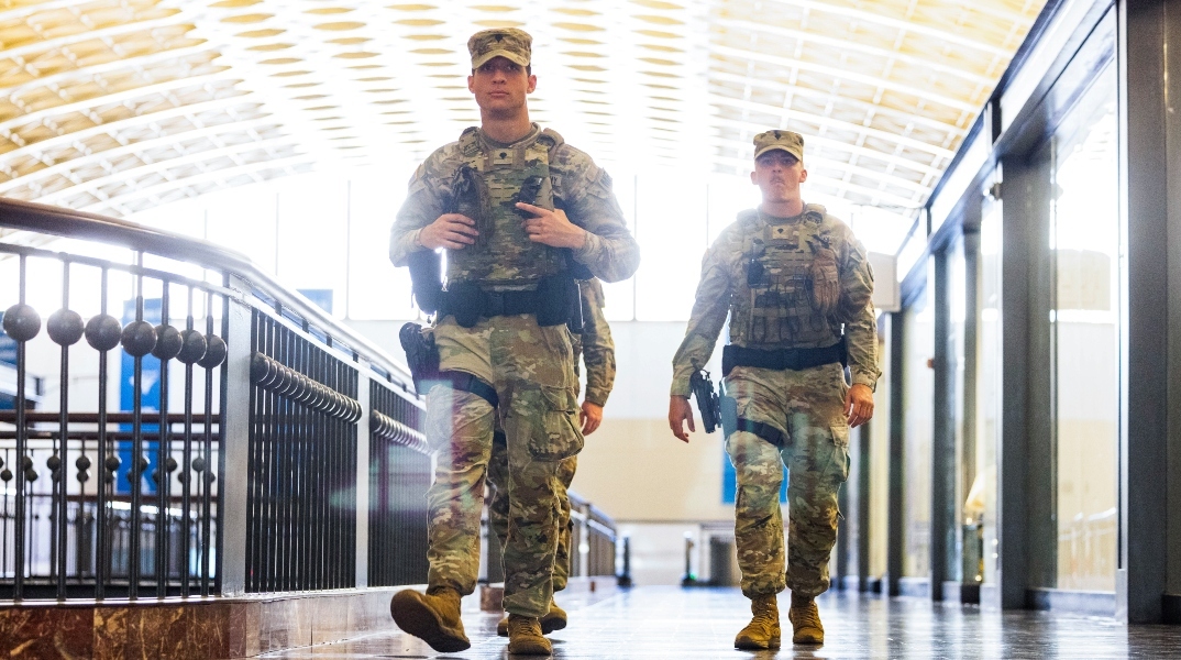 Μέλη της Εθνοφρουράς περιπολούν τους δρόμους του Λος Άντζελες