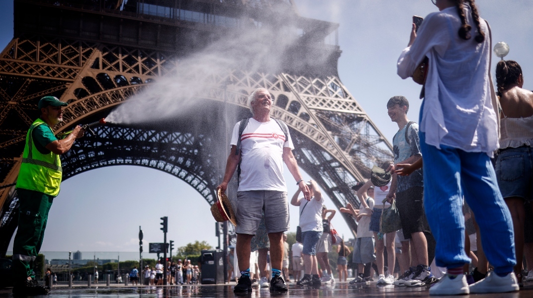 Γαλλία, πυργος του Αιφελ, περαστικοι, καλοκαιρι