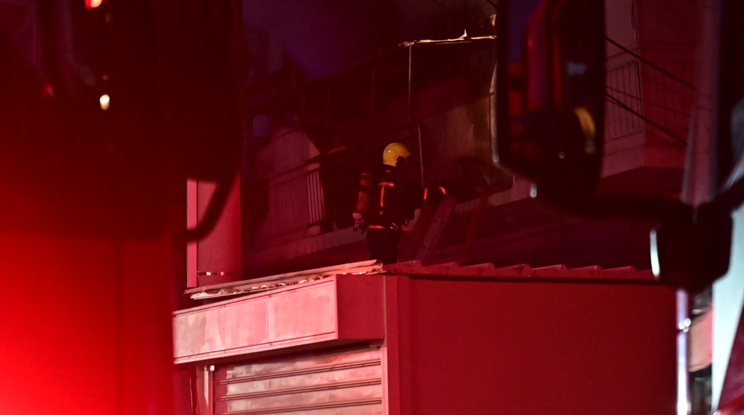 Φωτιά στο Περιστέρι: Ένα άτομο μεταφέρθηκε με αναπνευστικά προβλήματα στο «Σισμανόγλειο»