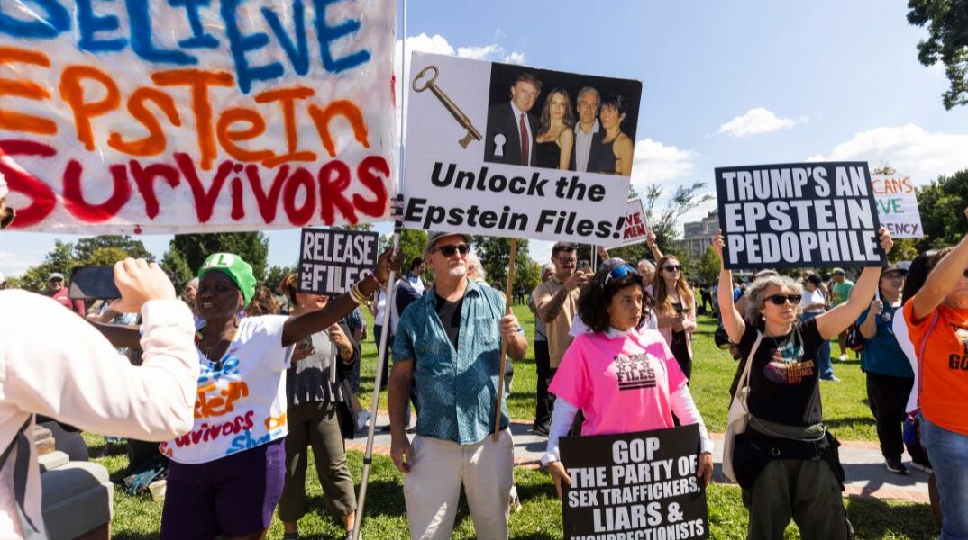 Θύματα του Επστάϊν ζητούν από το Κογκρέσο την πλήρη δημοσιοποίηση των αρχείων