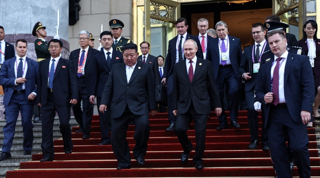 Ο Κιμ Γιονγκ Ουν κατά τη συνάντησή του με τον Πούτιν στο Πεκίνο