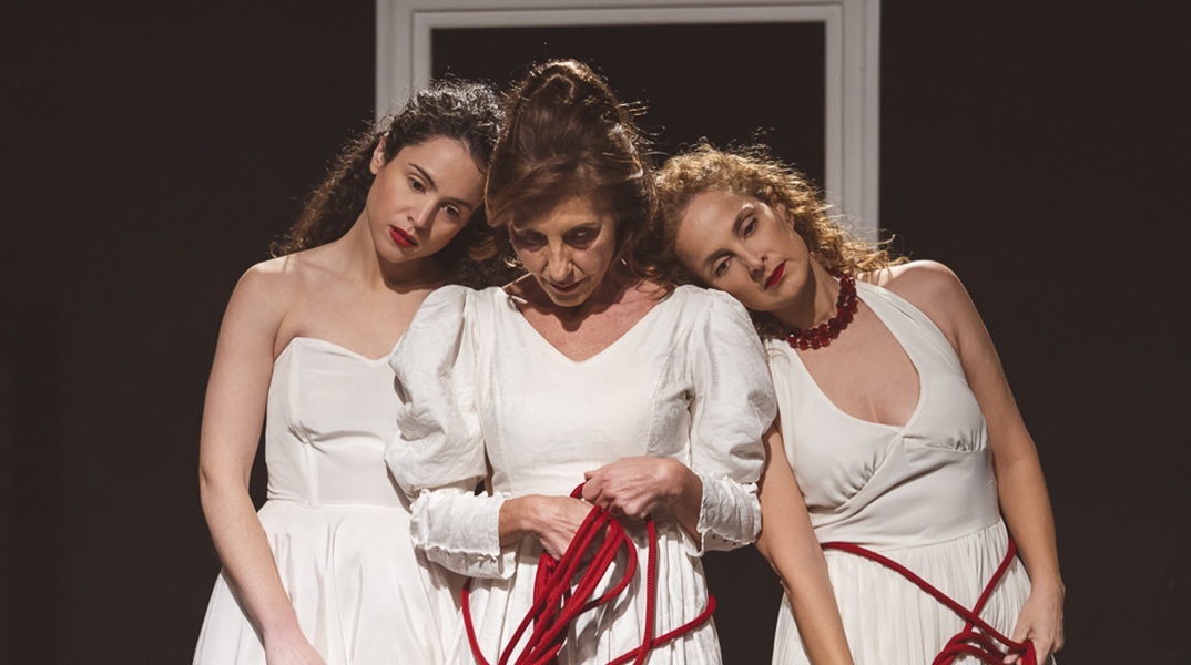 Μονόκλινο σε μπουάτ στο θέατρο Αλκμήνη