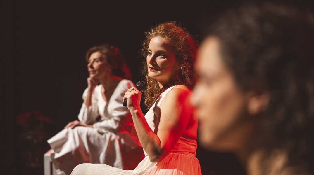 Μονόκλινο σε μπουάτ στο θέατρο Αλκμήνη