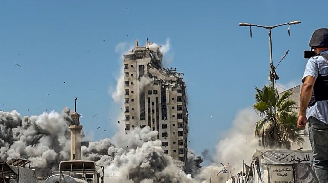 Ο ισραηλινός στρατός ισοπέδωσε 12ώροφο πύργο στη Γάζα