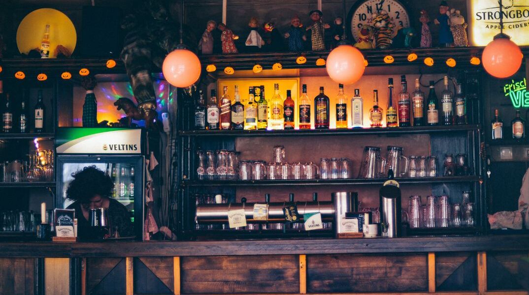 Βρετανία: Ορατός ο κίνδυνος εξαφάνισης των παμπ έως το 2050