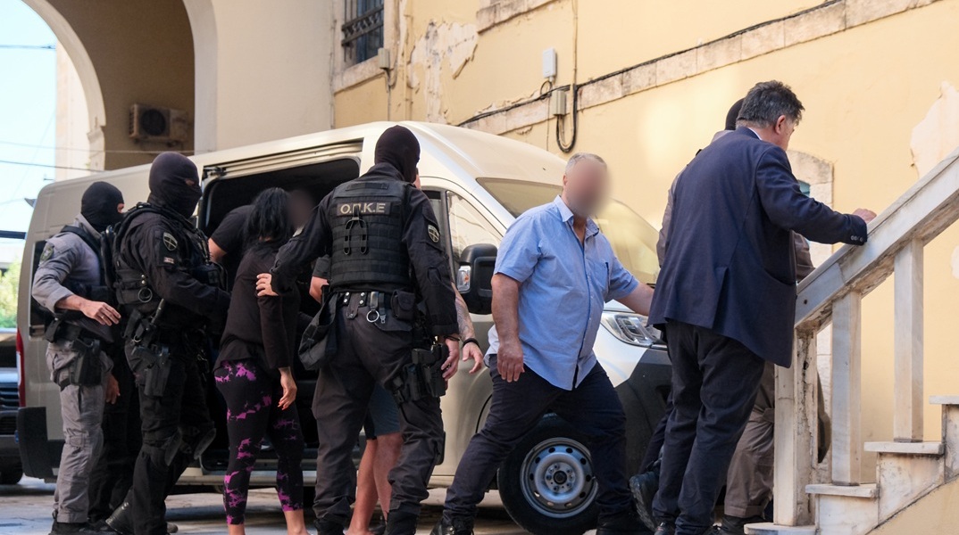 Προφυλακιστέα τα δύο αδέρφια, φερόμενα ως εγκέφαλοι της κρητικής μαφίας στα Χανιά