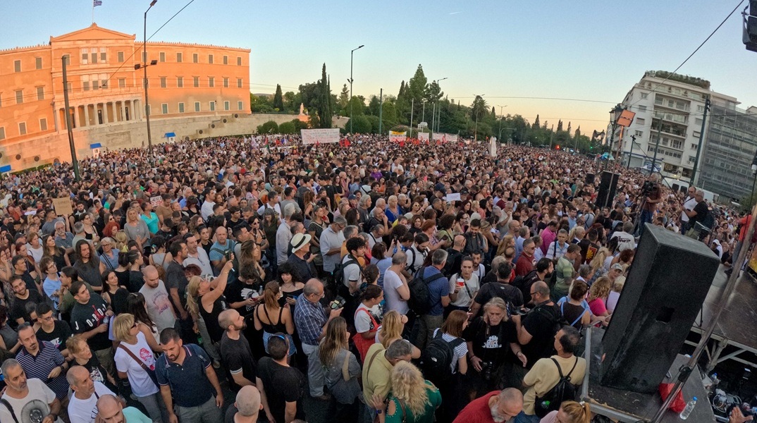 Προσαγωγές στην πορεία για τα Τέμπη στο Σύνταγμα - Εντοπίστηκαν 5 εμπρηστικοί μηχανισμοί