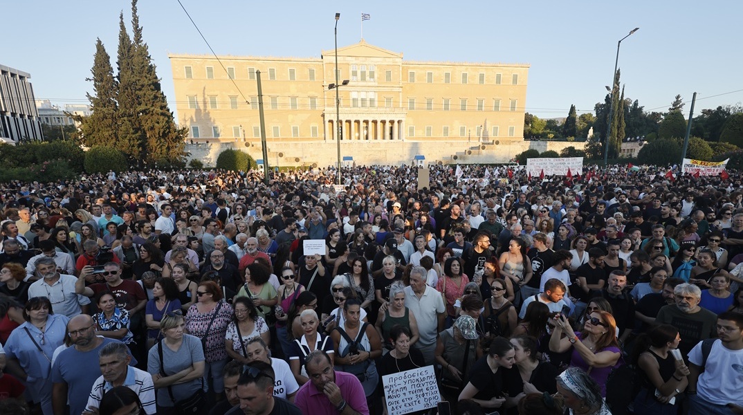 Σε εξέλιξη η συγκέντρωση για τα Τέμπη στο Σύνταγμα - Κλειστός ο σταθμός «Σύνταγμα» του Μετρό 
