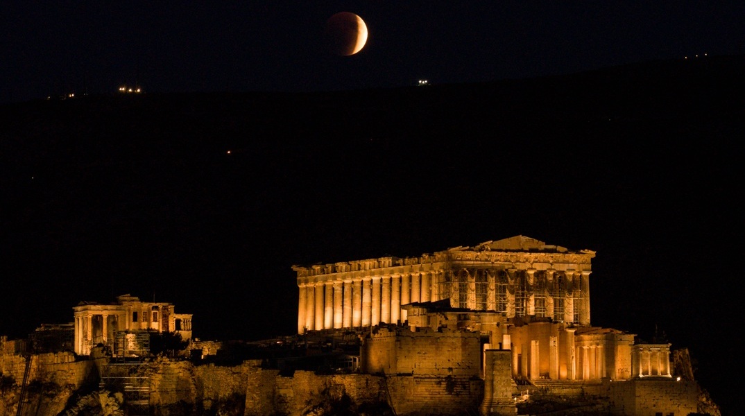 Η Σελήνη σε κόκκινο φόντο - Μαγικές εικόνες από το «ματωμένο φεγγάρι»