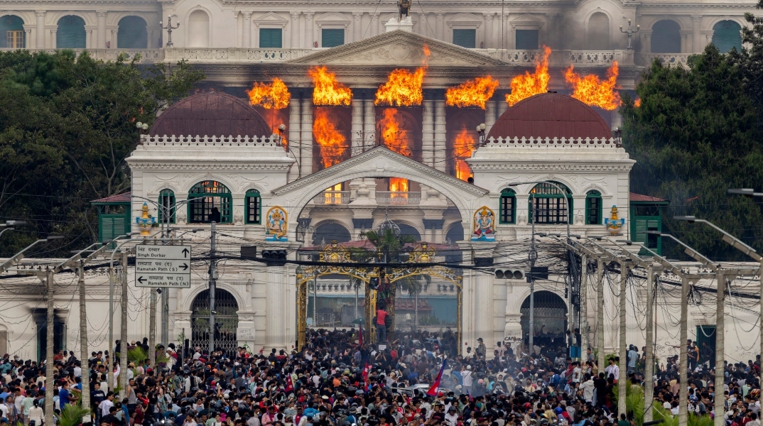 Νεπάλ: Στις φλόγες το κοινοβούλιο