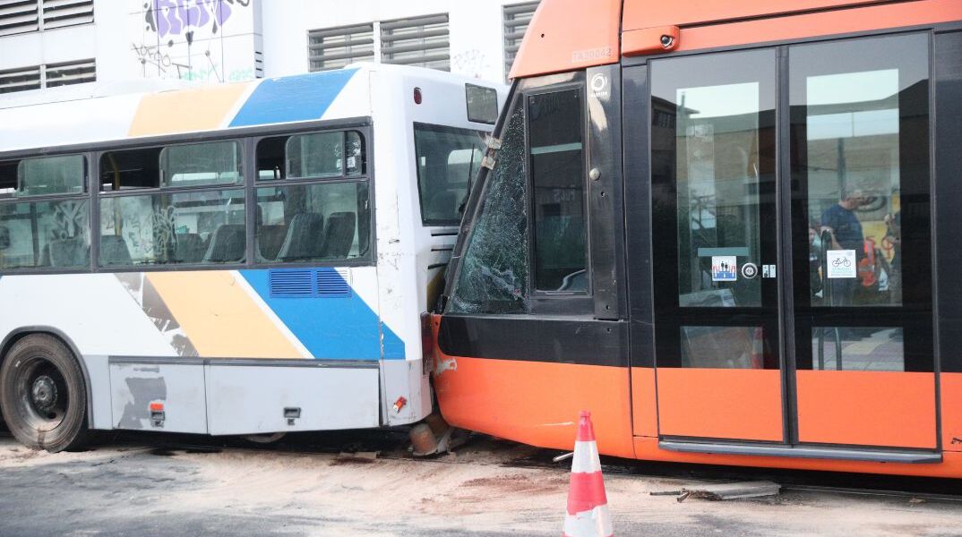 ΣΥΓΚΡΟΥΣΗ ΑΣΤΙΚΟΥ ΛΕΩΦΟΡΕΙΟΥ ΟΑΣΑ ΜΕ ΤΡΑΜ ΣΤΟΝ ΠΕΙΡΑΙΑ (ΓΙΑΝΝΗΣ ΠΑΝΑΓΟΠΟΥΛΟΣ/EUROKINISSI)