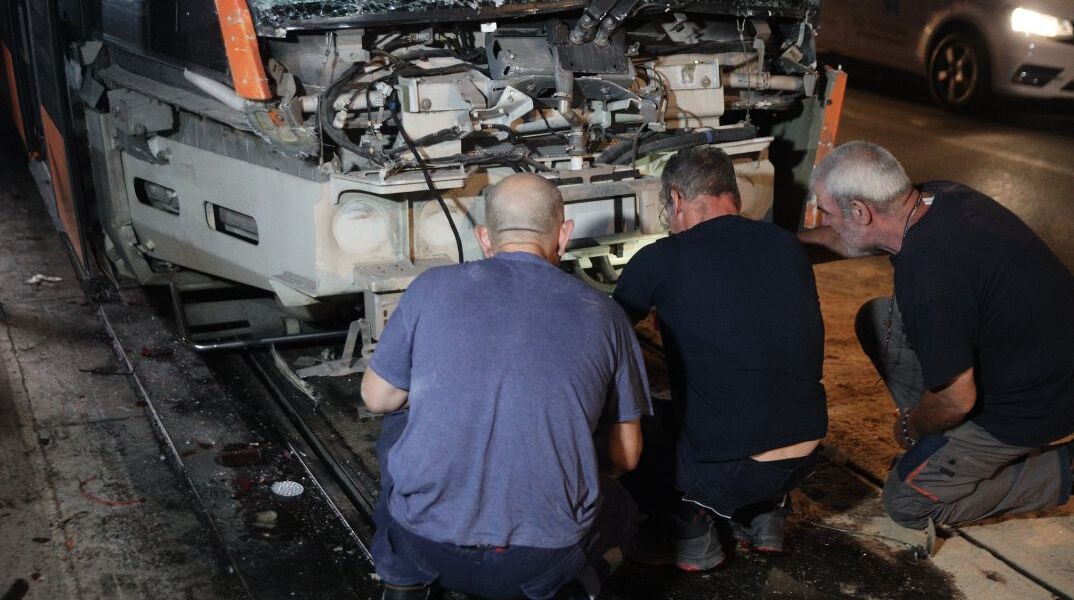 ΣΥΓΚΡΟΥΣΗ ΑΣΤΙΚΟΥ ΛΕΩΦΟΡΕΙΟΥ ΟΑΣΑ ΜΕ ΤΡΑΜ ΣΤΟΝ ΠΕΙΡΑΙΑ (ΓΙΑΝΝΗΣ ΠΑΝΑΓΟΠΟΥΛΟΣ/EUROKINISSI)