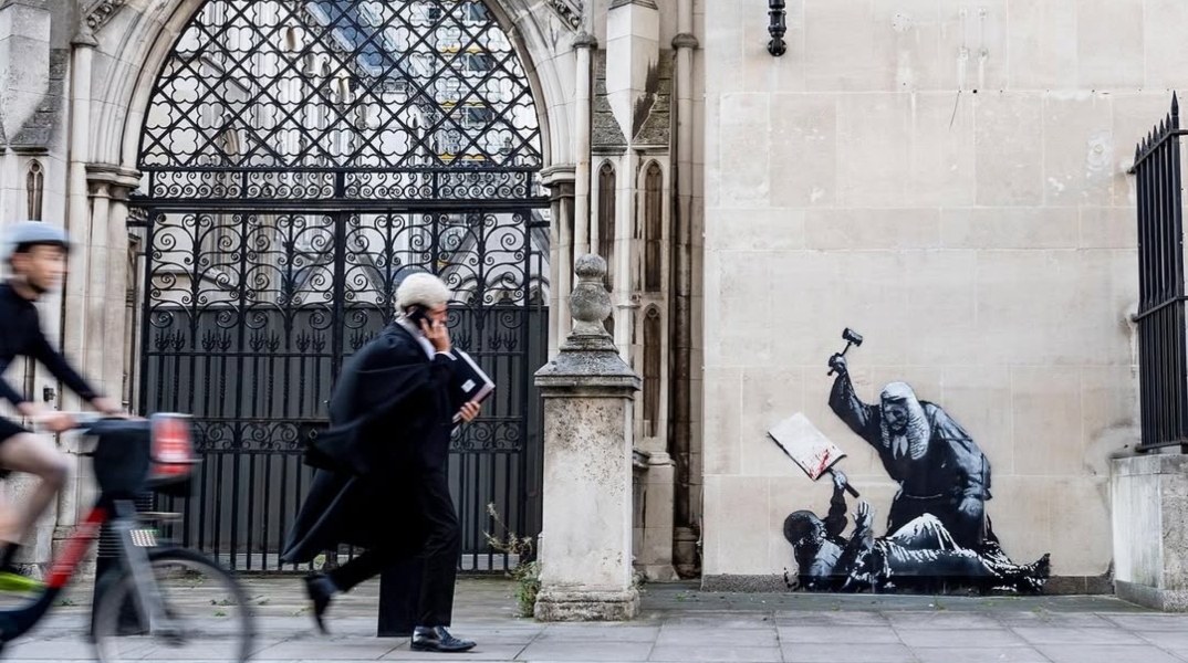 έργο του Banksy έξω από τα Δικαστήρια του Λονδίνου