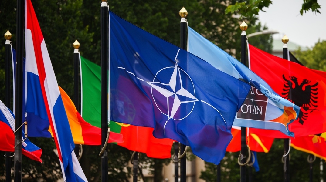 Σημαία του ΝΑΤΟ ανάμεσα στις σημαίες και άλλων χωρών