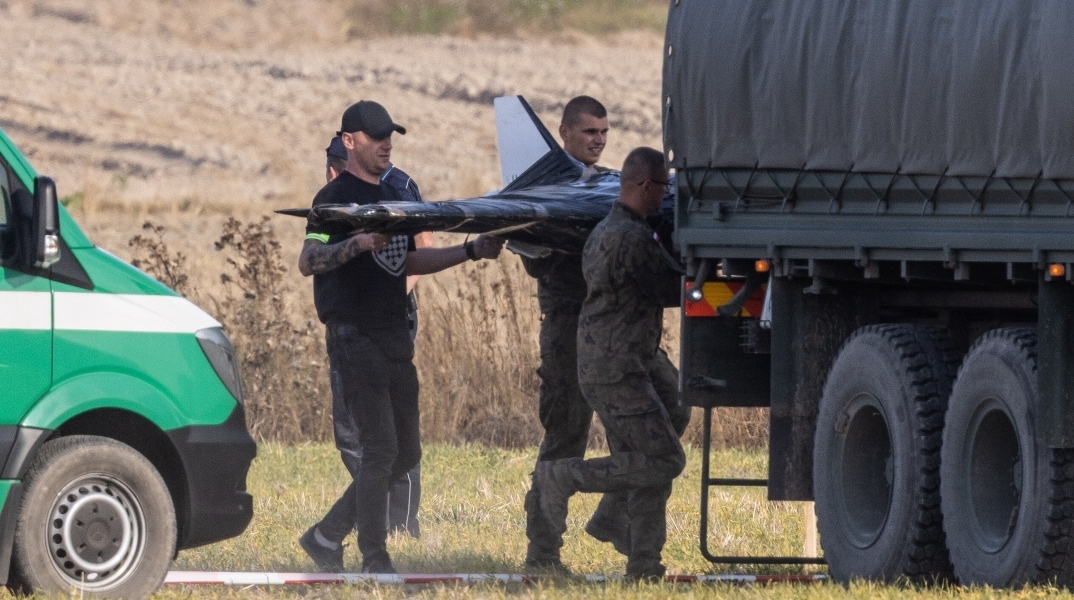 Πολωνικοί στρατιωτικοί στο σημείο συντριβής ρωσικού drone στο χωριό Βόχιν