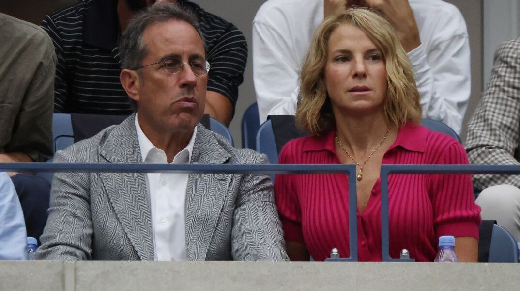 Ο Τζέρι Σάινφελντ βάζει στο ίδιο κάδρο το «Free Palestine» και την Κου Κλουξ ΚλανΟ Τζέρι Σάινφελντ βάζει στο ίδιο κάδρο το «Free Palestine» και την Κου Κλουξ Κλαν