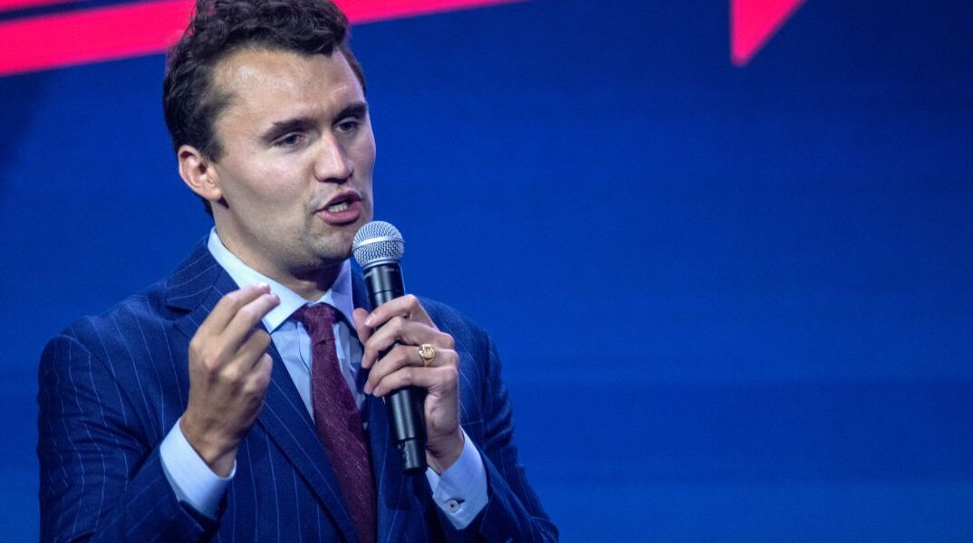 Η επίθεση στον Τσάρλι Κερκ προστίθεται σε σειρά πολιτικά υποκινούμενων βίαιων επιθέσεων στις ΗΠΑ