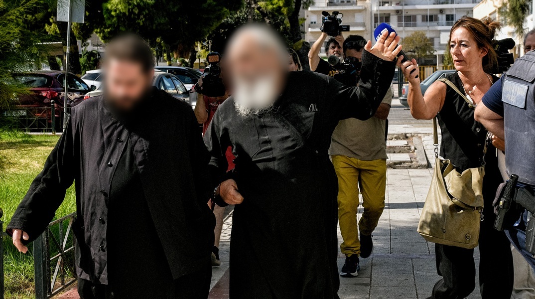 Καλάβρυτα: Στον ανακριτή ο ηγούμενος για την υπόθεση αρχαιοκαπηλίας - Η χειρονομία σε δημοσιογράφο