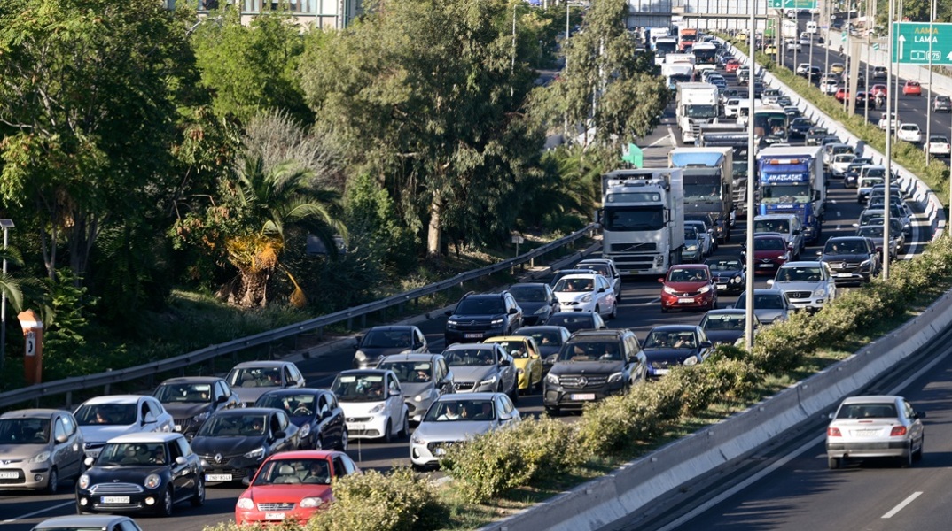 Κυκλοφοριακό χάος στην Κηφισίας - Έπεσαν μπάζα από φορτηγό, κλειστές δύο λωρίδες