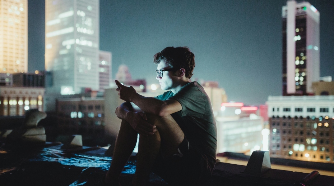 παιδι κοιτα κινητο σε ταρατσα