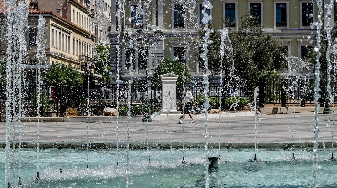 Καιρός, συντριβανι, περαστικοι