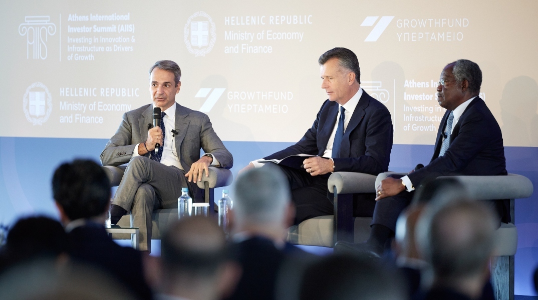 Ο Κυριάκος Μητσοτάκης με τον Αντιπρόεδρο της BlackRock, Φίλιπ Χίλντεμπραντ και τον Αντεμπάγιο Ογκουνλέζι, Πρόεδρο και Διευθύνοντα Σύμβουλο της Global Infrastructure Partners