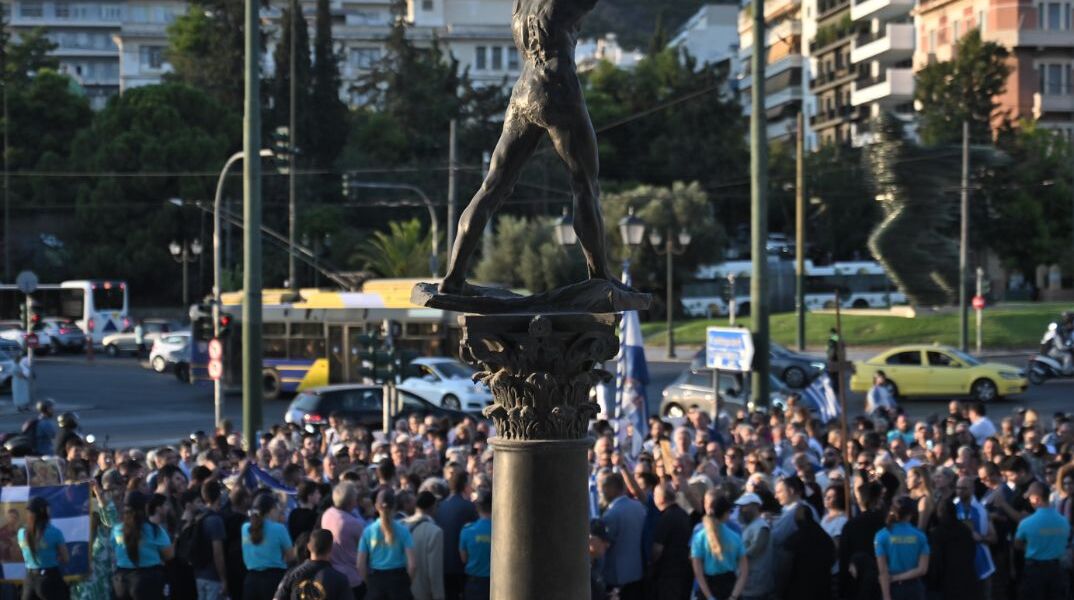 ΣΥΓΚΕΝΤΡΩΣΗ ΔΙΑΜΑΡΤΥΡΙΑΣ ΕΞΩ ΑΠΟ ΤΗΝ ΕΘΝΙΚΗ ΠΙΝΑΚΟΘΗΚΗ ΓΙΑ ΤΗN ΕΚΘΕΣΗ "Η ΣΑΓΗΝΗ ΤΟΥ ΑΛΛΟΚΟΤΟΥ" (ΚΩΣΤΑΣ ΤΖΟΥΜΑΣ/EUROKINISSI)