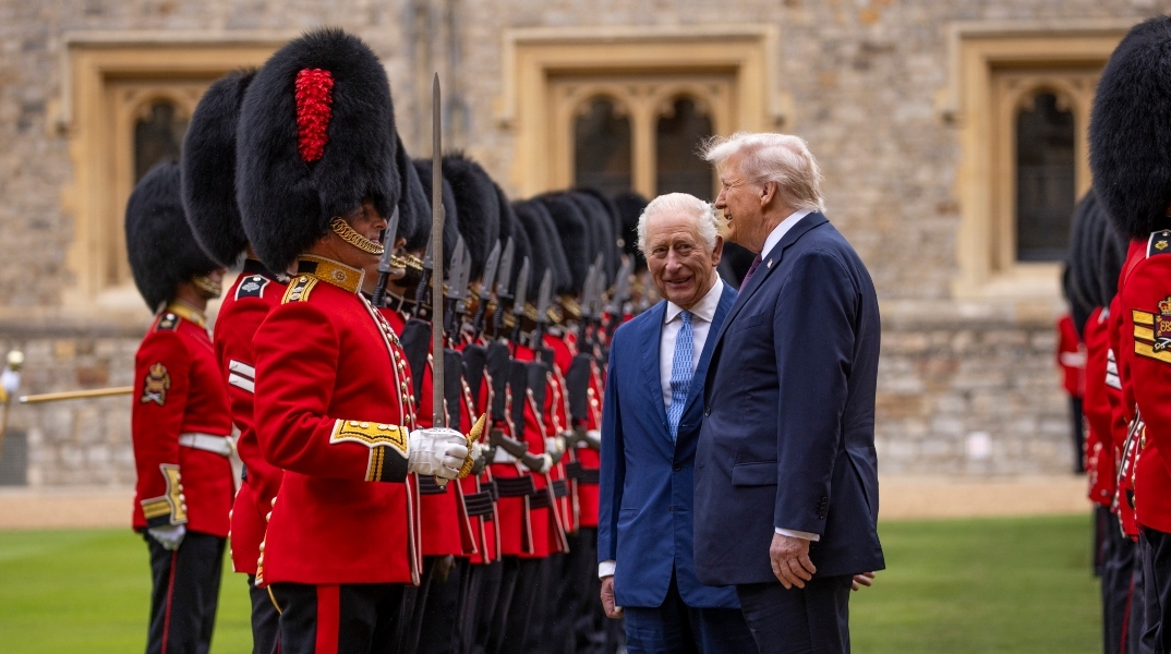 Ο Κάρολος με τον Τραμπ επιθεωρούν την Τιμητική Φρουρά κατά τη διάρκεια της επίσημης επίσκεψης στο Κάστρο του Ουίνδσορ 