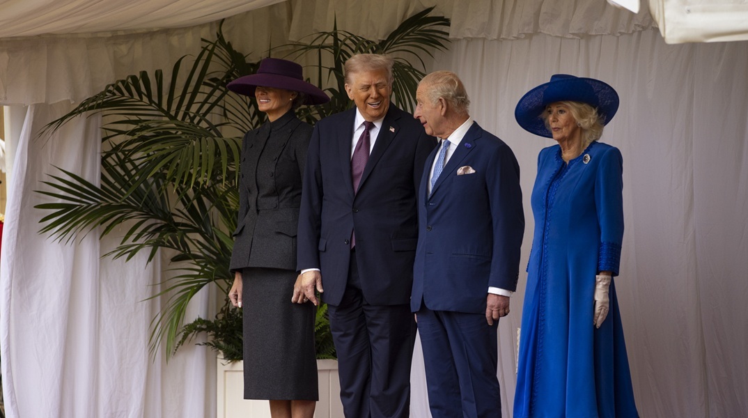 Η άφιξη Τραμπ στη Βρετανία - Θερμή υποδοχή με «παραφωνίες» στο βασιλικό πρωτόκολλο