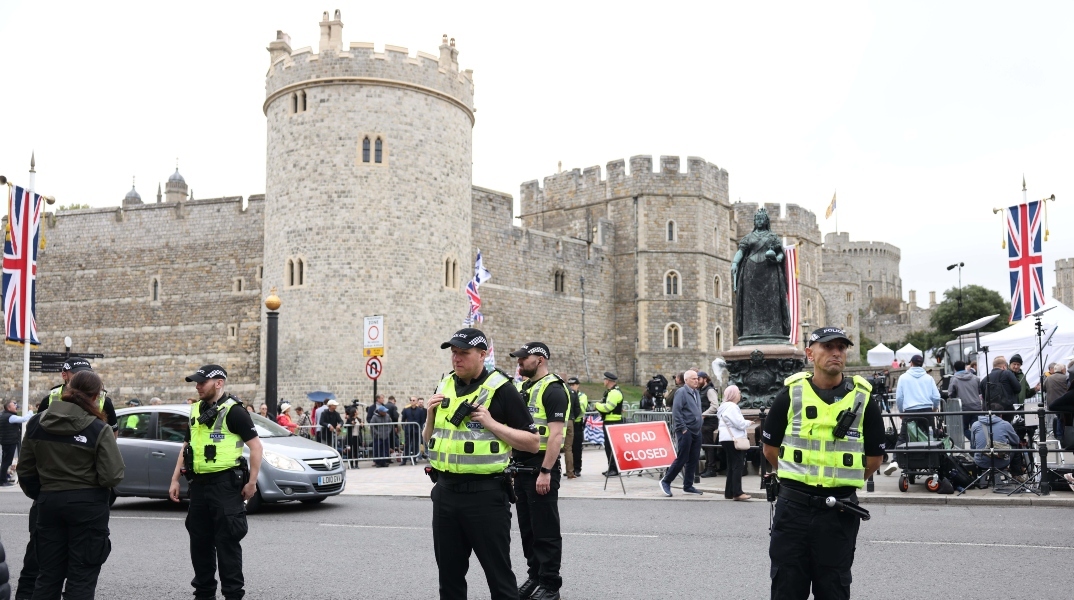 Αστυνομικοί έξω από το κάστρο του Ουίνδσορ