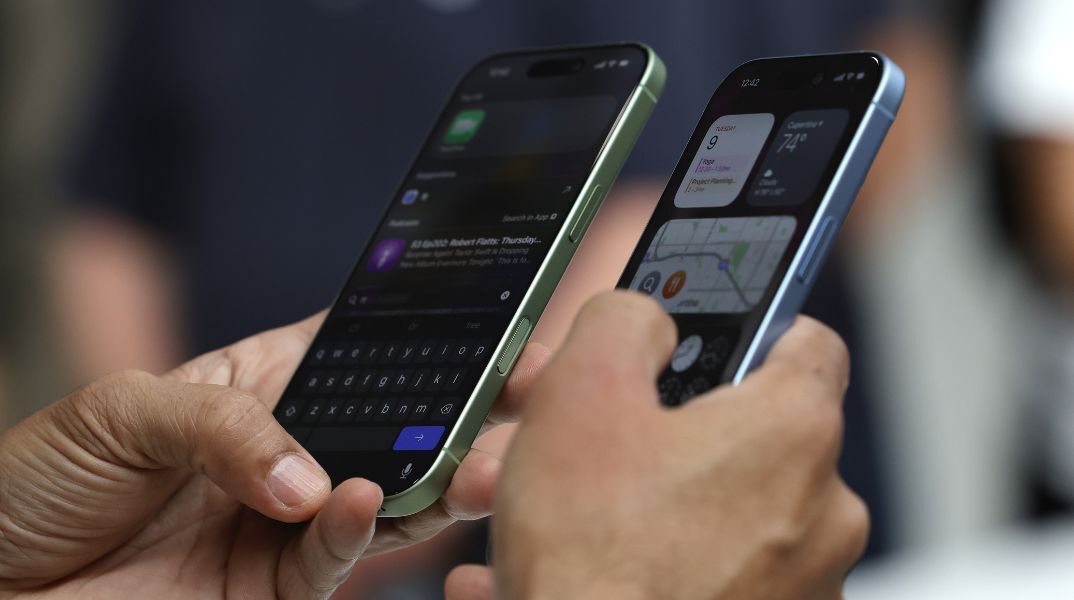 Το νέο iOS 26 της Apple φέρνει μεγάλες αλλαγές, αλλά αφήνει εκτός παλαιότερα μοντέλα iPhone, μειώνοντας την αξία και την υποστήριξή τους.