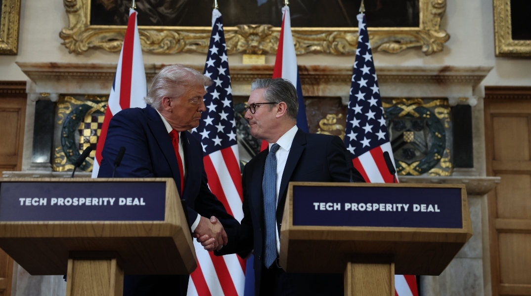 Ο Ντόναλντ Τραμπ και ο Βρετανός πρωθυπουργός Κιρ Στάρμερ  σε συνέντευξη Τύπου στο Τσέκερς, την εξοχική κατοικία του πρωθυπουργού 