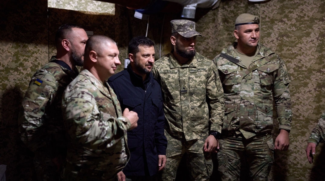 Ο Βολοντίμιρ Ζελένσκι στο μέτωπο του Ντονέτσκ