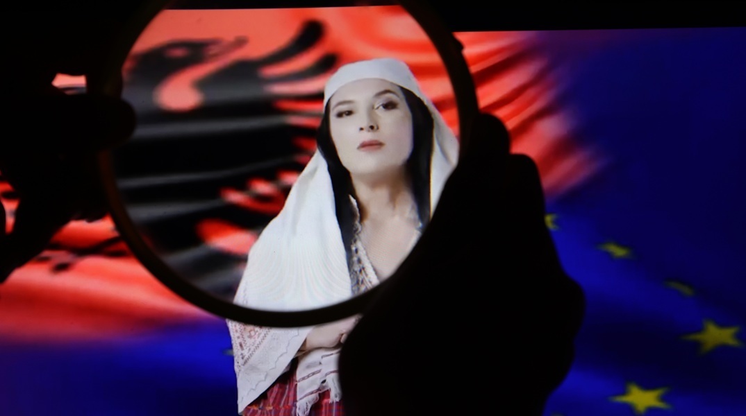 Αλβανία: Χάος στη Βουλή μετά την υπουργοποίηση της Diella -  Πέταξαν αντίτυπα του Συντάγματος στον Ράμα