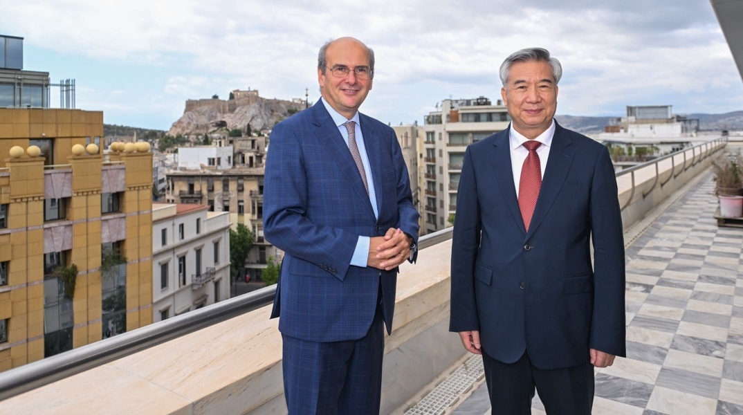 Ο αντιπρόεδρος της κυβέρνησης Κωστής Χατζηδάκης με τον Li Xi, αξιωματούχο του Κομμουνιστικού Κόμματος Κίνας	