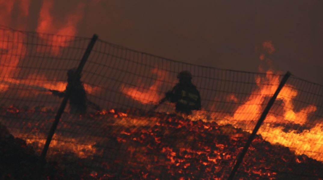 Καλύτερη η εικόνα της φωτιάς σε υπαίθριο χώρο επιχείρησης στο Μενίδι	