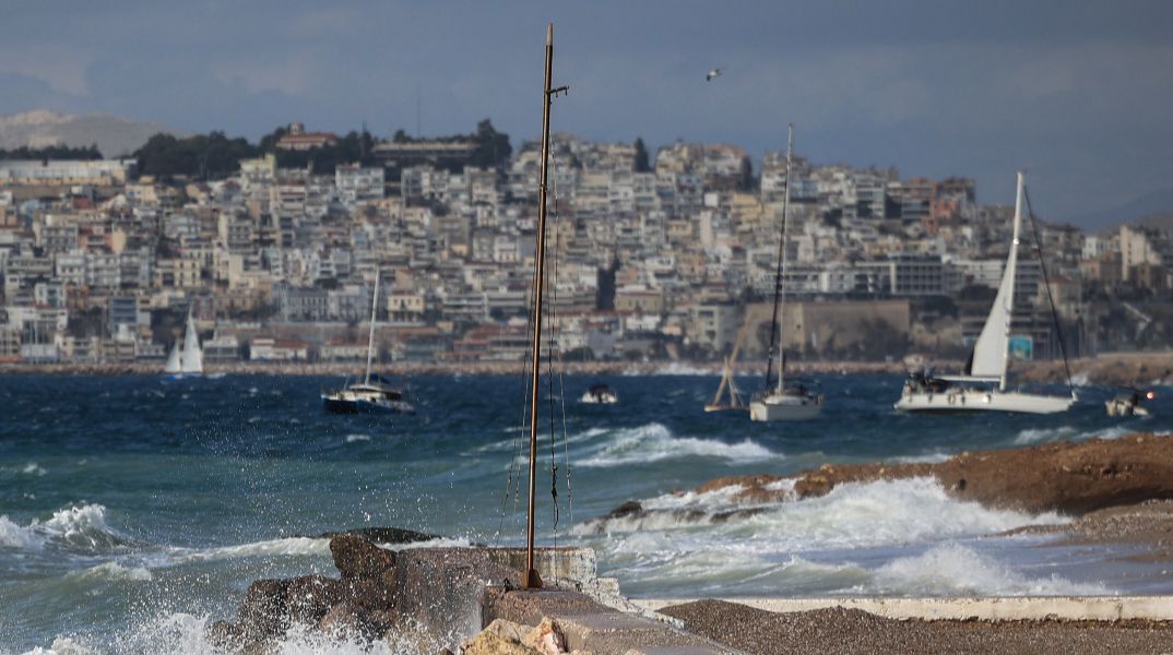 Με ισχυρούς ανέμους έως 8 μποφόρ ο καιρός το Σάββατο - Πού θα κυμανθεί η θερμοκρασία 