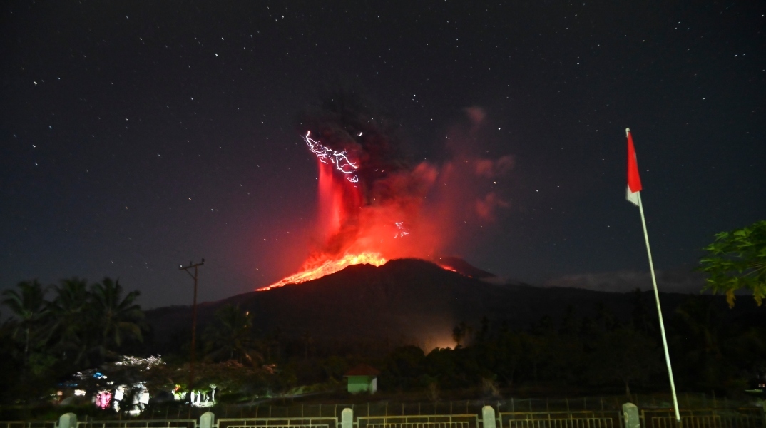 Το ηφαίστειο Λεβοτόμπι της Ινδονησίας