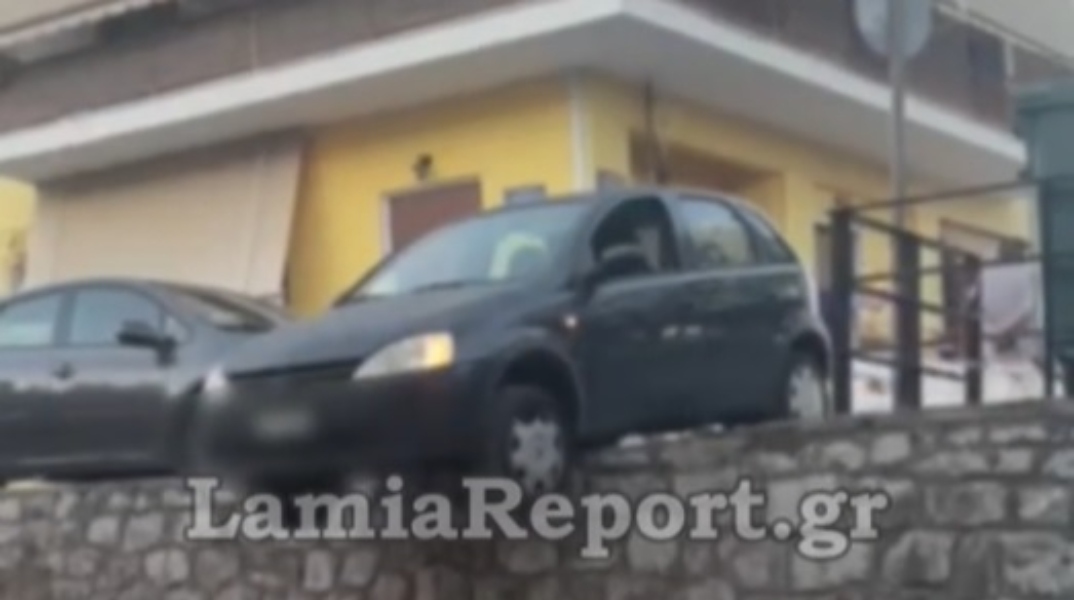 Λαμία: Αυτοκίνητο κρεμάστηκε στο κενό