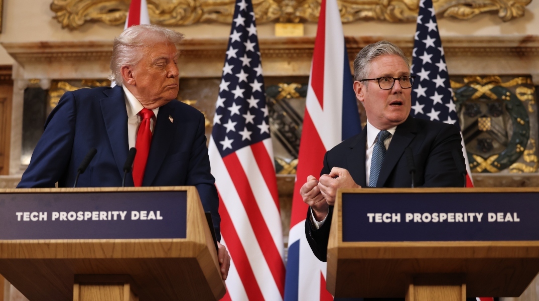 Ο Ντόναλντ Τζ. Τραμπ με τον Βρετανό Πρωθυπουργό Κιρ Στάρμερ στο Άιλσμπερι της Βρετανίας