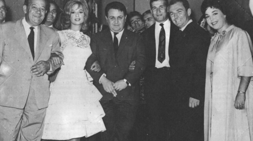 Οι δημιουργοί της ταινίας Μανταλένα: Παντελής Ζερβός, Αλίκη Βουγιουκλάκη, Μάνος Χατζιδάκις, Δημήτρης Παπαμιχαήλ, ο σκηνοθέτης Ντίνος Δημόπουλος και η Καίτη Λαμπροπούλου.