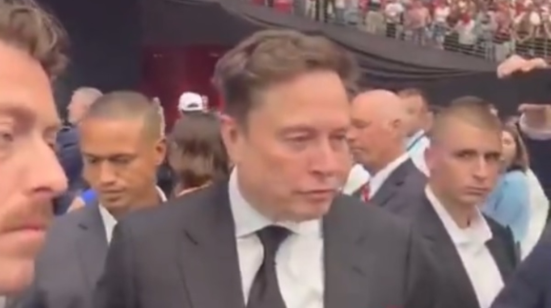 Ο Έλον Μασκ στην κηδεία του Τσάρλι Κερκ